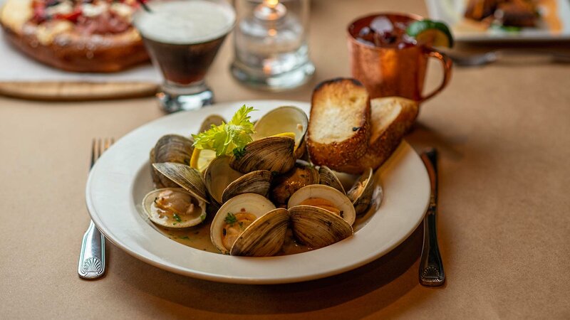 Clams appetizer with garlic bread